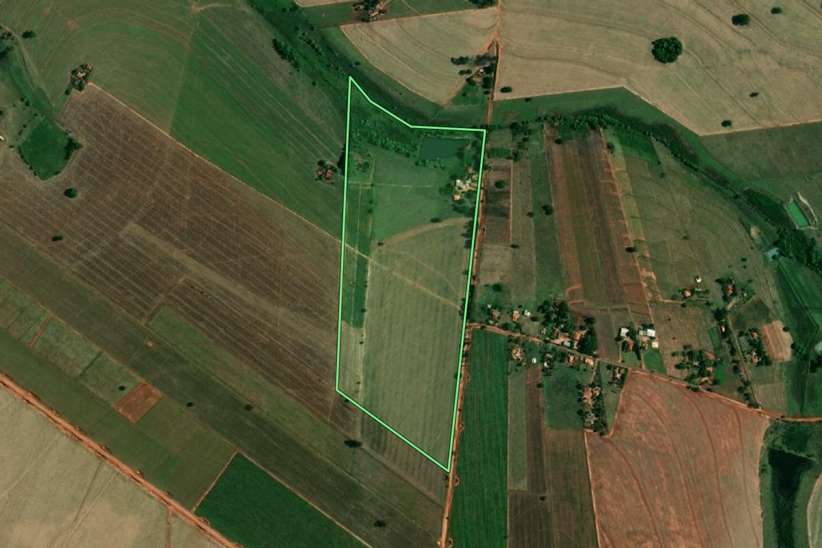 Imagem de satélite do imóvel rural em Birigui (SP), com o contorno declarado no CAR desenhado por cima.