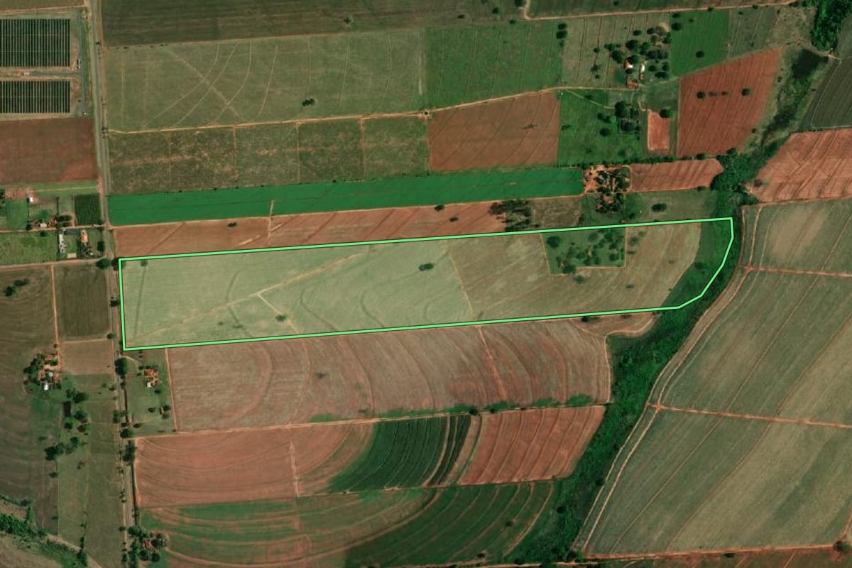 Imagem de satélite do imóvel rural em Birigui (SP), com o contorno declarado no CAR desenhado por cima.