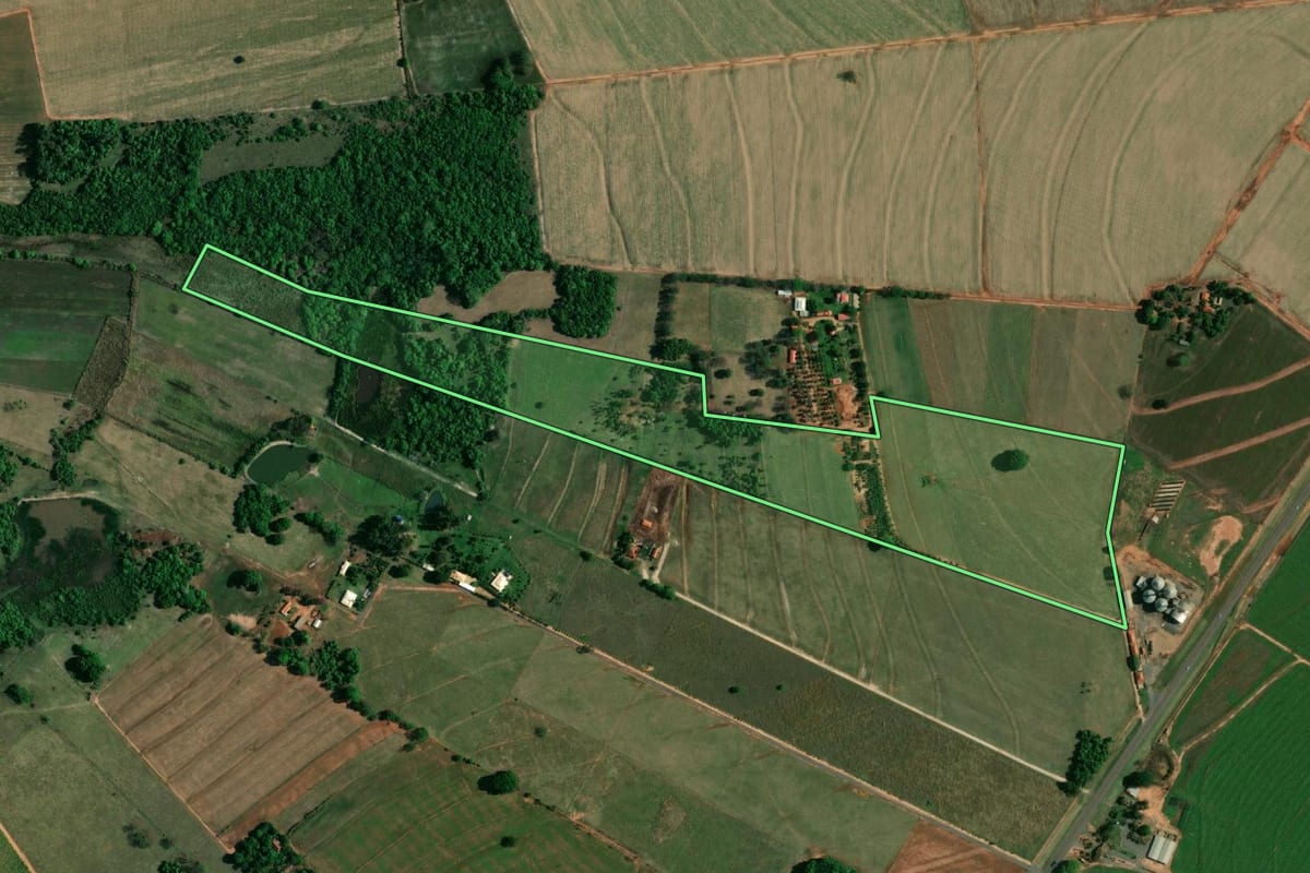 Imagem de satélite do imóvel rural em Birigui (SP), com o contorno declarado no CAR desenhado por cima.
