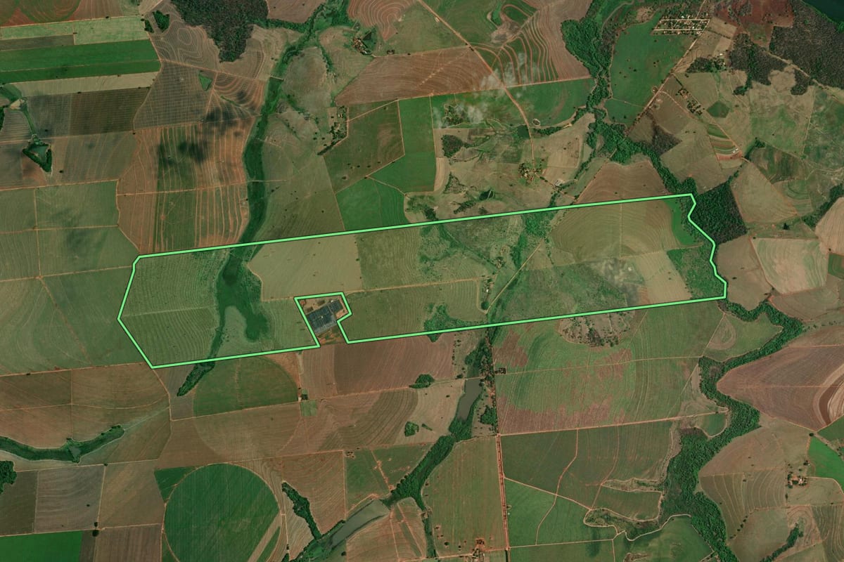 Imagem de satélite do imóvel rural em Birigui (SP), com o contorno declarado no CAR desenhado por cima.
