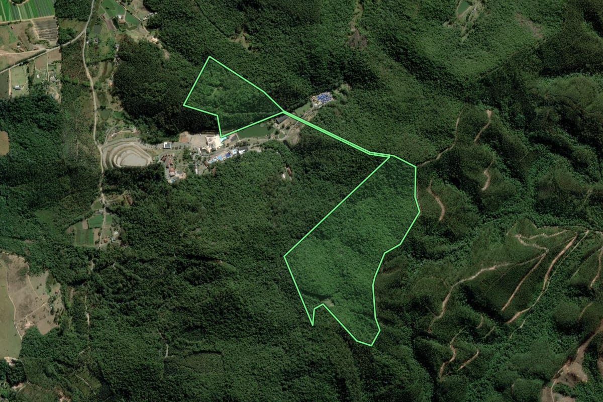 Imagem de satélite do imóvel rural em Biritiba Mirim (SP), com o contorno declarado no CAR desenhado por cima.