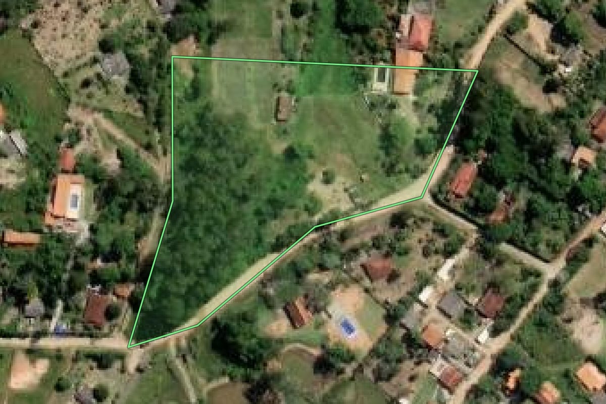 Imagem de satélite do imóvel rural em Biritiba Mirim (SP), com o contorno declarado no CAR desenhado por cima.