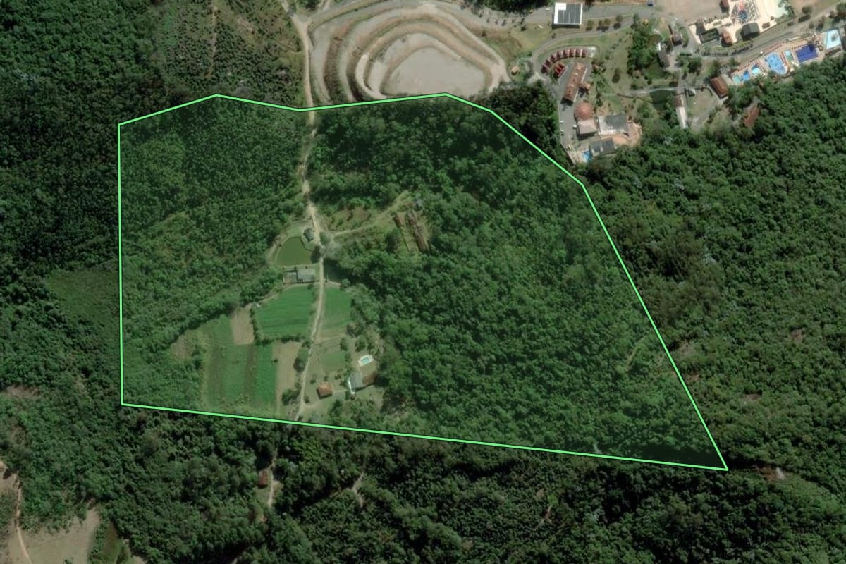 Imagem de satélite do imóvel rural em Biritiba Mirim (SP), com o contorno declarado no CAR desenhado por cima.