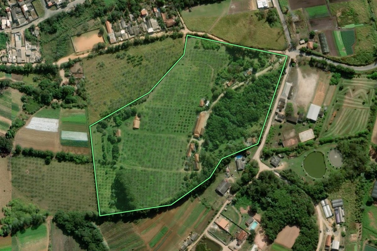 Imagem de satélite do imóvel rural em Biritiba Mirim (SP), com o contorno declarado no CAR desenhado por cima.