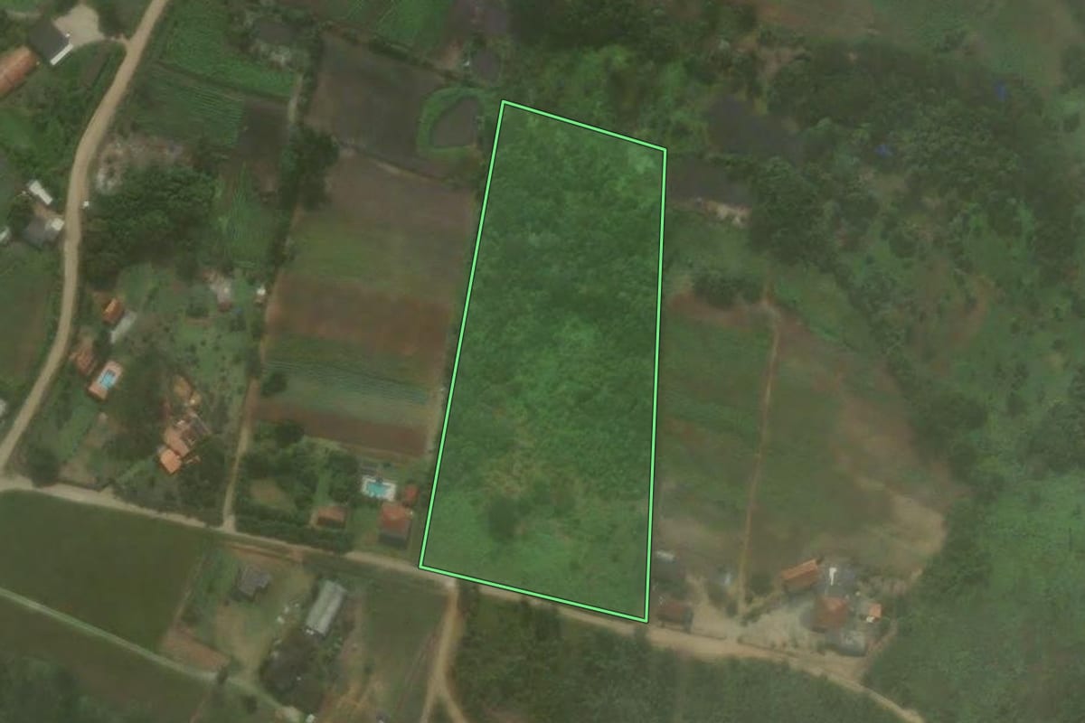 Imagem de satélite do imóvel rural em Biritiba Mirim (SP), com o contorno declarado no CAR desenhado por cima.