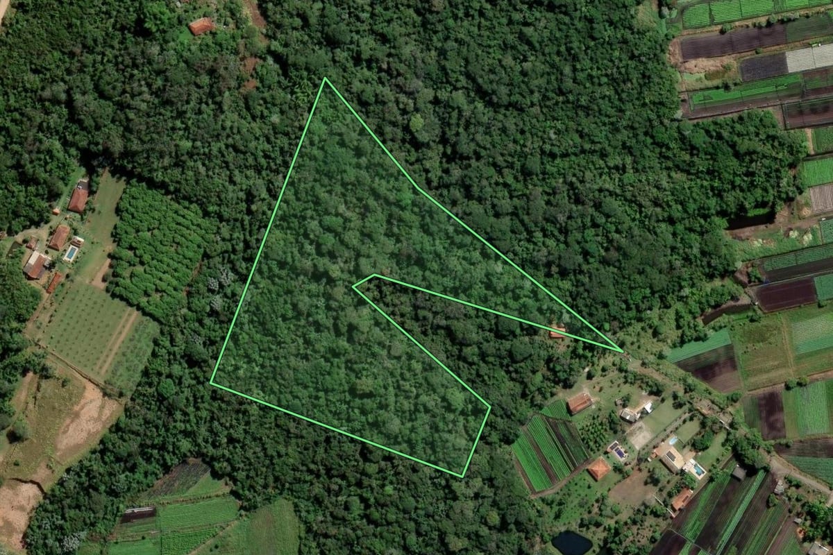 Imagem de satélite do imóvel rural em Biritiba Mirim (SP), com o contorno declarado no CAR desenhado por cima.