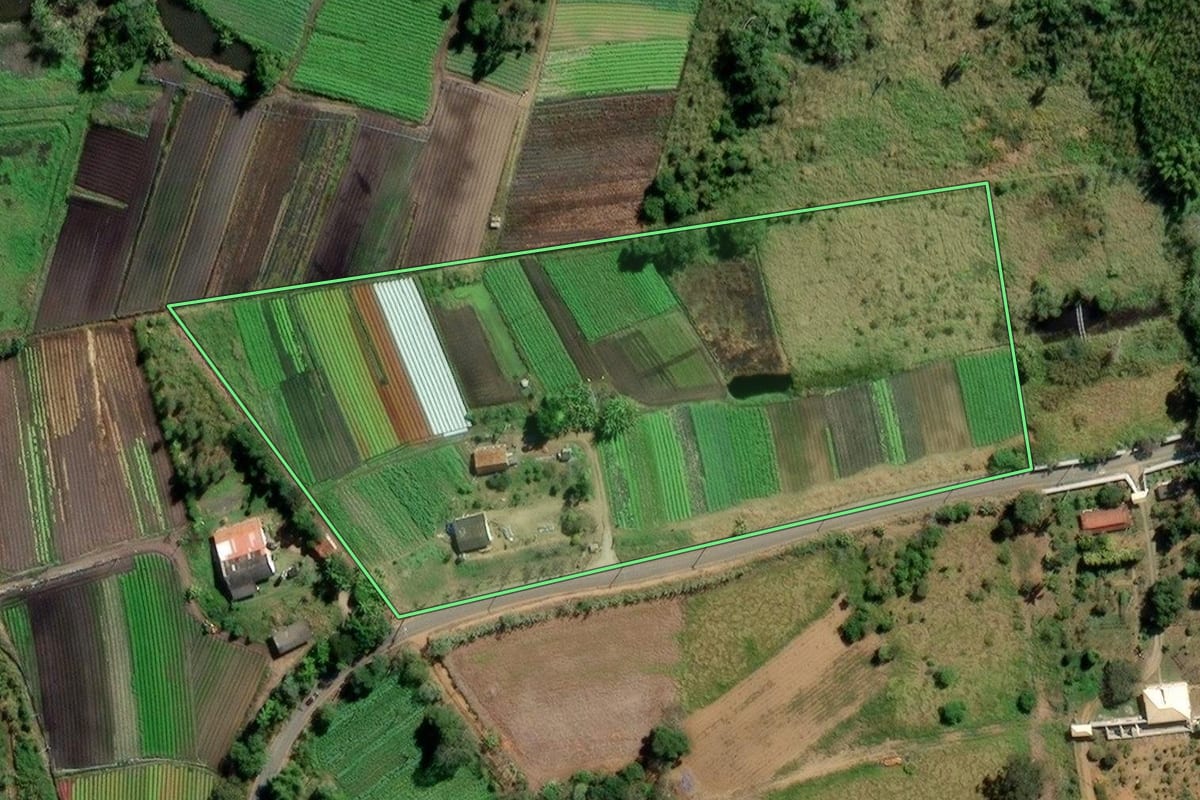 Imagem de satélite do imóvel rural em Biritiba Mirim (SP), com o contorno declarado no CAR desenhado por cima.