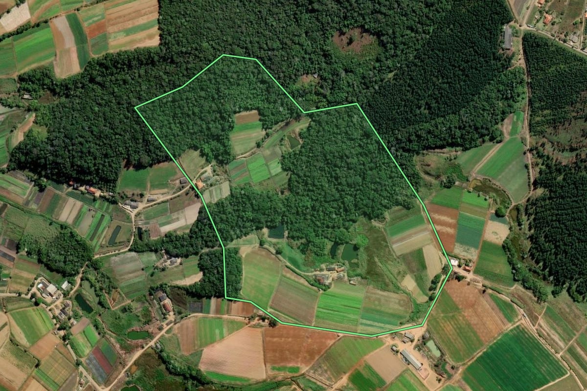 Imagem de satélite do imóvel rural em Biritiba Mirim (SP), com o contorno declarado no CAR desenhado por cima.