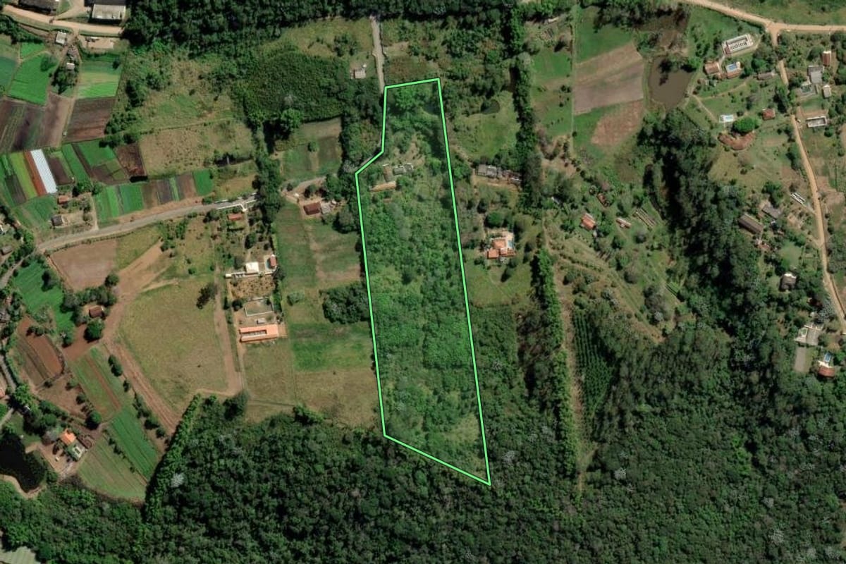 Imagem de satélite do imóvel rural em Biritiba Mirim (SP), com o contorno declarado no CAR desenhado por cima.