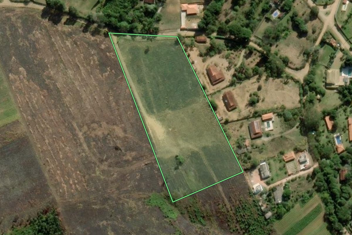 Imagem de satélite do imóvel rural em Biritiba Mirim (SP), com o contorno declarado no CAR desenhado por cima.