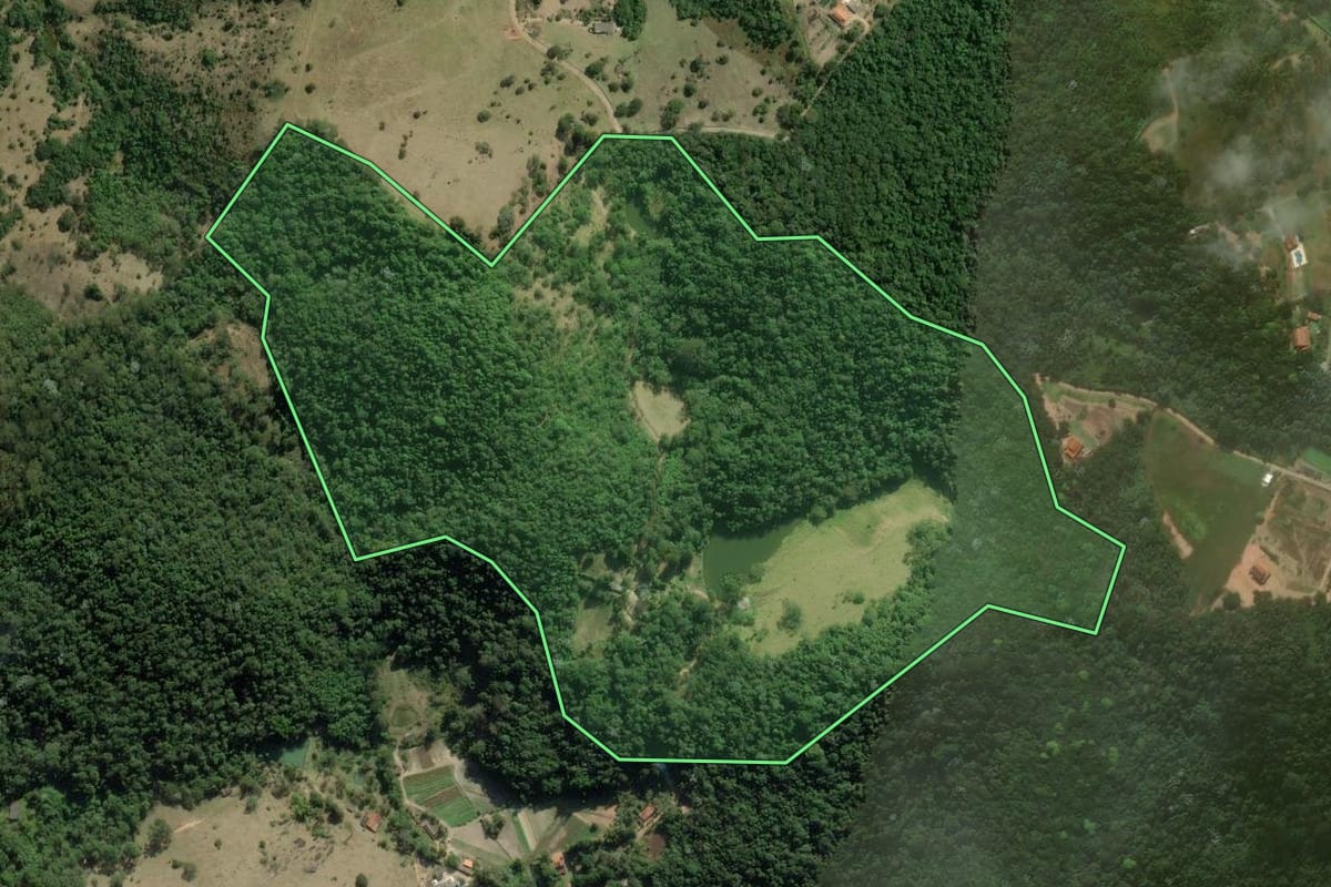 Imagem de satélite do imóvel rural em Biritiba Mirim (SP), com o contorno declarado no CAR desenhado por cima.