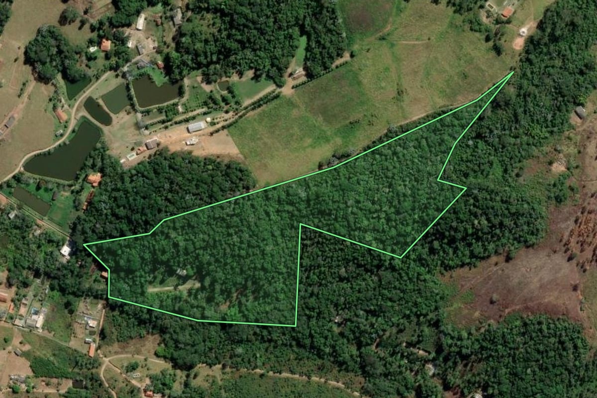 Imagem de satélite do imóvel rural em Biritiba Mirim (SP), com o contorno declarado no CAR desenhado por cima.
