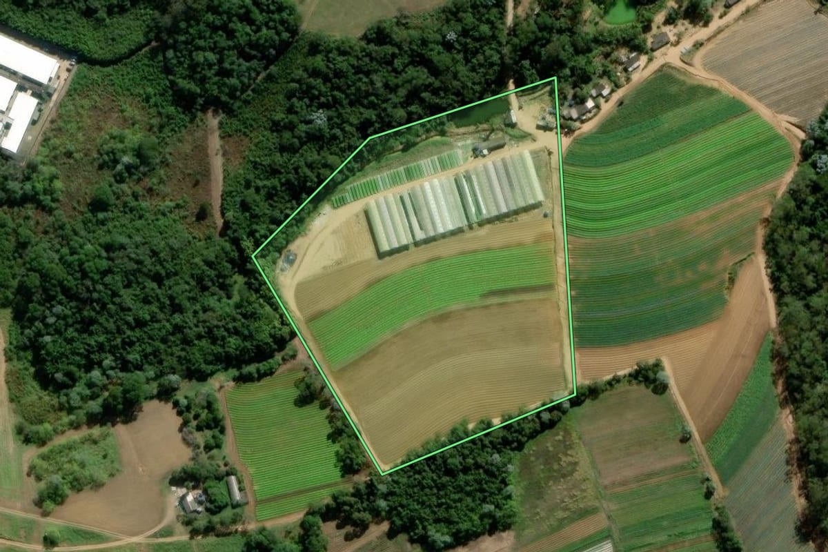 Imagem de satélite do imóvel rural em Biritiba Mirim (SP), com o contorno declarado no CAR desenhado por cima.