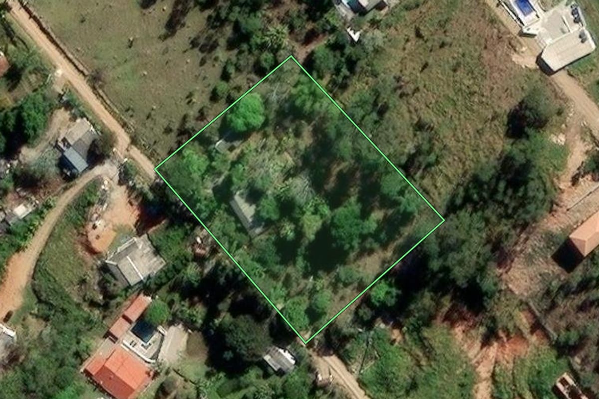 Imagem de satélite do imóvel rural em Biritiba Mirim (SP), com o contorno declarado no CAR desenhado por cima.