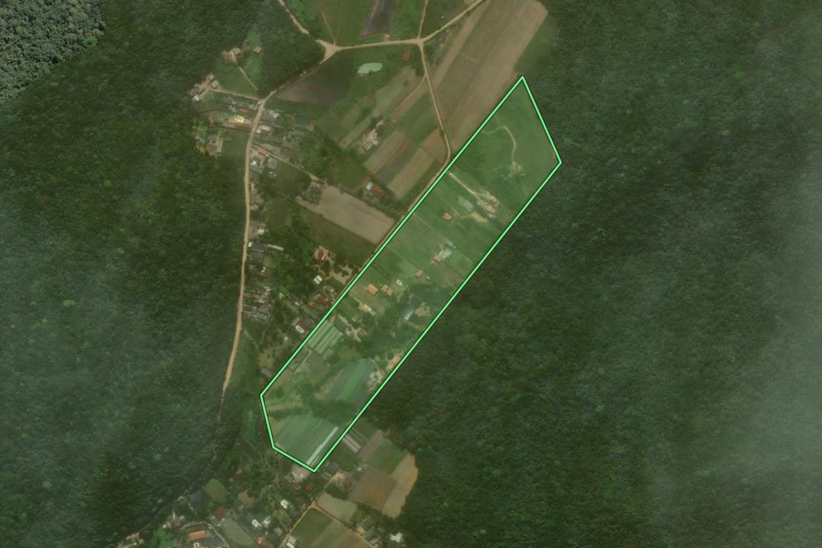 Imagem de satélite do imóvel rural em Biritiba Mirim (SP), com o contorno declarado no CAR desenhado por cima.