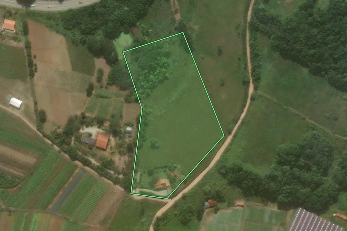 Imagem de satélite do imóvel rural em Biritiba Mirim (SP), com o contorno declarado no CAR desenhado por cima.