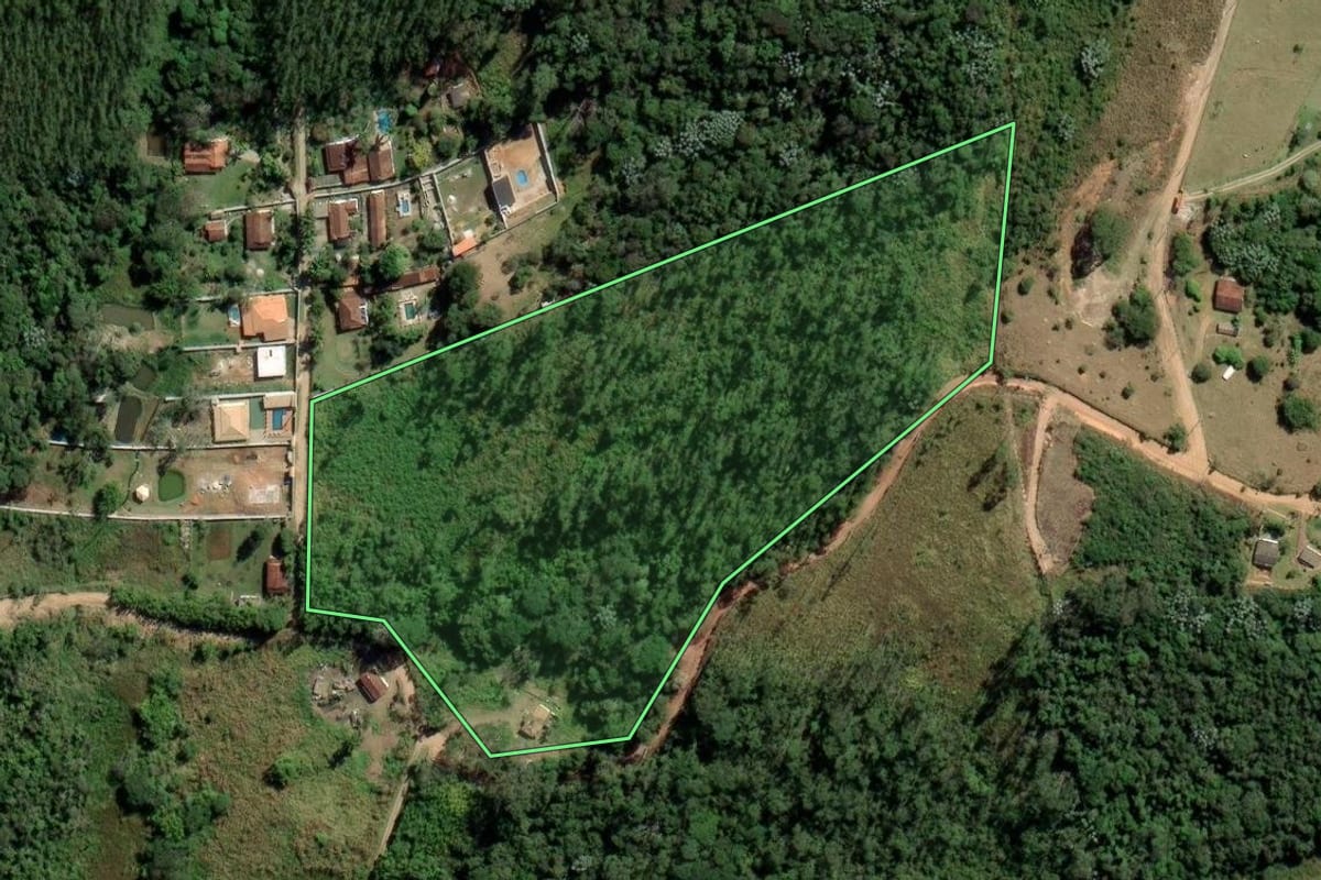 Imagem de satélite do imóvel rural em Biritiba Mirim (SP), com o contorno declarado no CAR desenhado por cima.