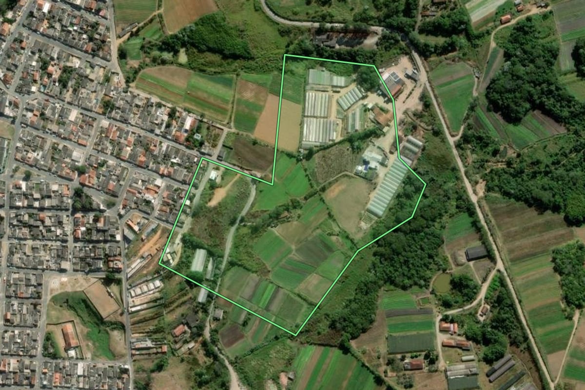 Imagem de satélite do imóvel rural em Biritiba Mirim (SP), com o contorno declarado no CAR desenhado por cima.