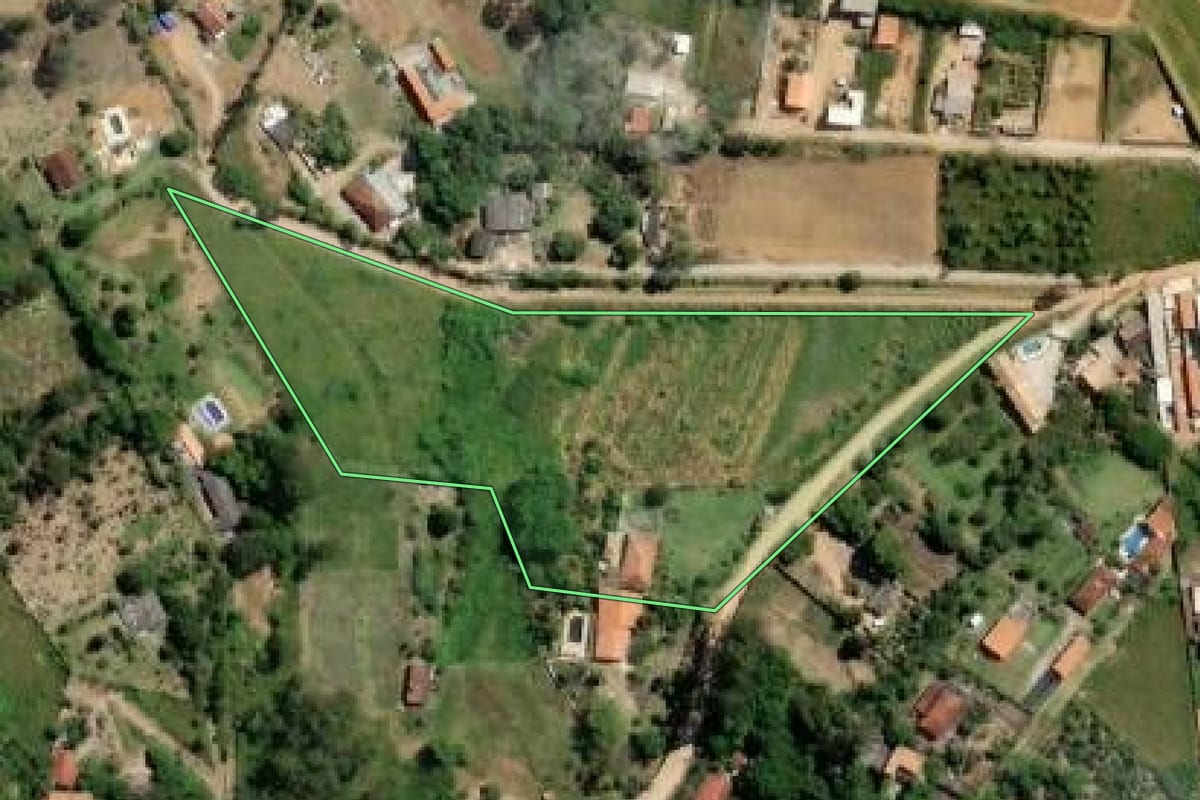 Imagem de satélite do imóvel rural em Biritiba Mirim (SP), com o contorno declarado no CAR desenhado por cima.