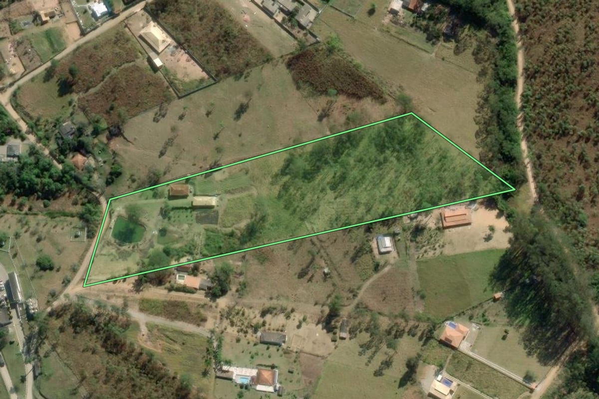 Imagem de satélite do imóvel rural em Biritiba Mirim (SP), com o contorno declarado no CAR desenhado por cima.