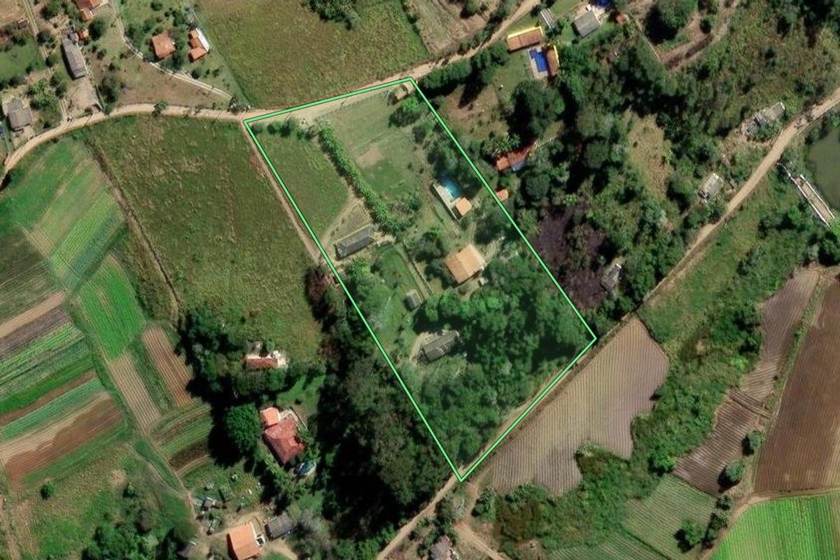 Imagem de satélite do imóvel rural em Biritiba Mirim (SP), com o contorno declarado no CAR desenhado por cima.