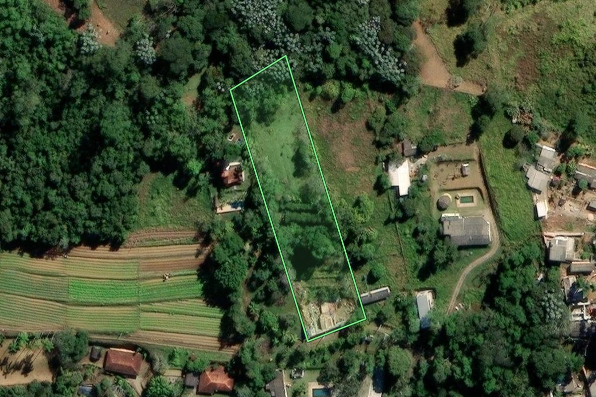 Imagem de satélite do imóvel rural em Biritiba Mirim (SP), com o contorno declarado no CAR desenhado por cima.