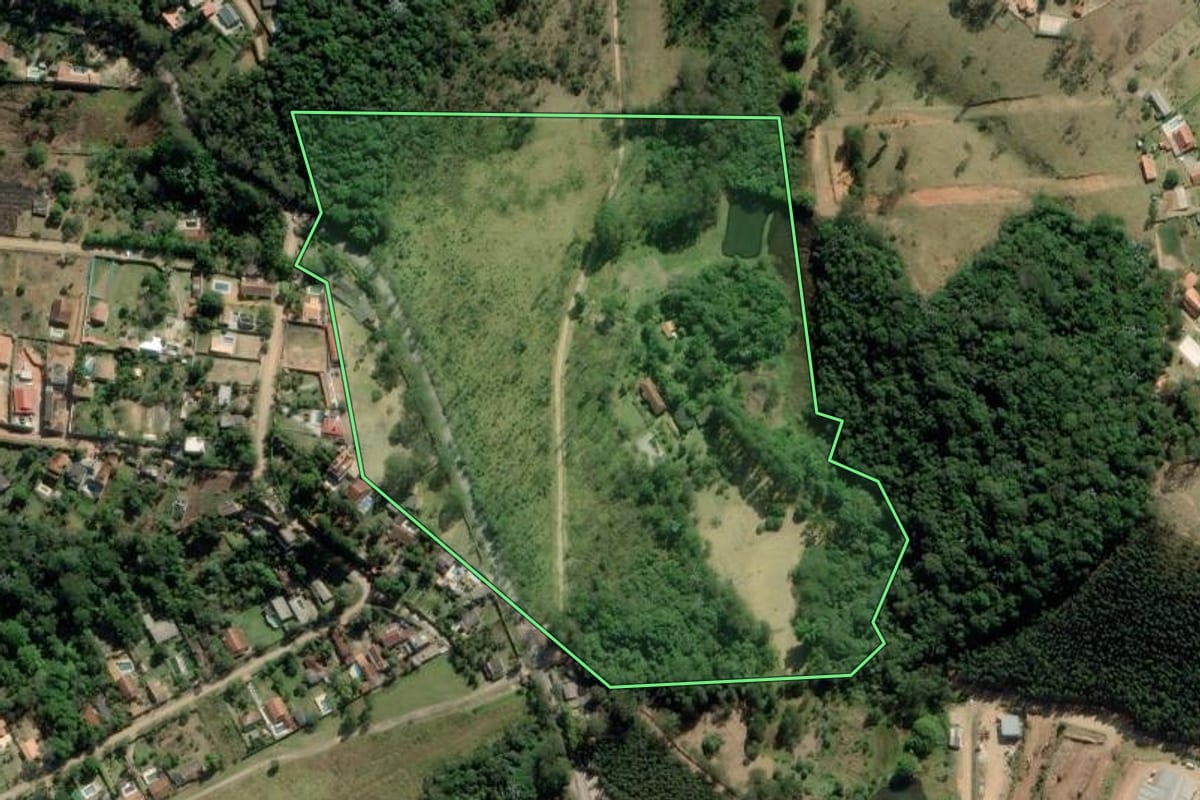 Imagem de satélite do imóvel rural em Biritiba Mirim (SP), com o contorno declarado no CAR desenhado por cima.