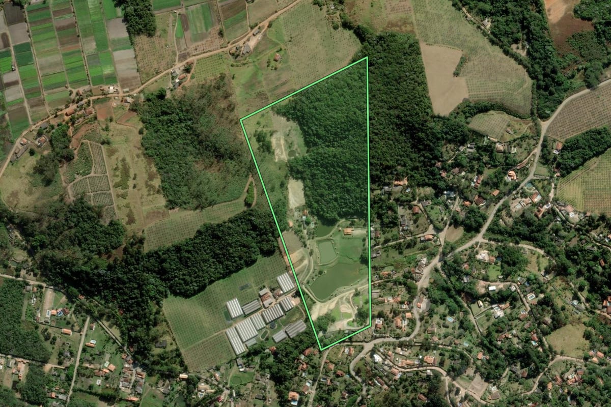 Imagem de satélite do imóvel rural em Biritiba Mirim (SP), com o contorno declarado no CAR desenhado por cima.