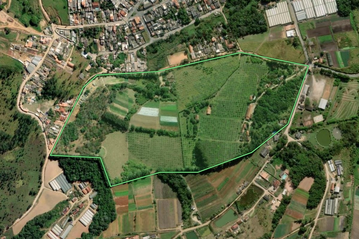 Imagem de satélite do imóvel rural em Biritiba Mirim (SP), com o contorno declarado no CAR desenhado por cima.