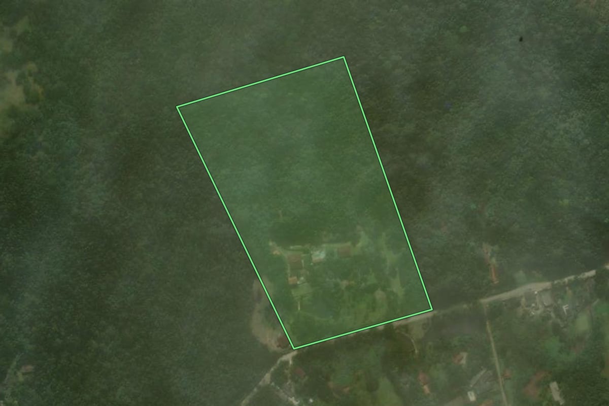 Imagem de satélite do imóvel rural em Biritiba Mirim (SP), com o contorno declarado no CAR desenhado por cima.