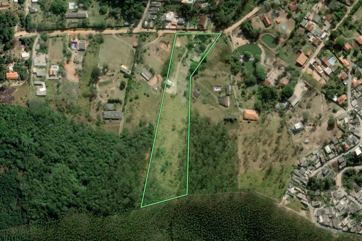 Imagem de satélite do imóvel rural em Biritiba Mirim (SP), com o contorno declarado no CAR desenhado por cima.