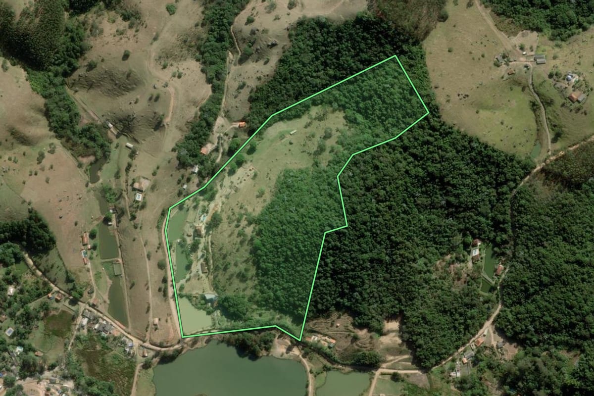 Imagem de satélite do imóvel rural em Biritiba Mirim (SP), com o contorno declarado no CAR desenhado por cima.