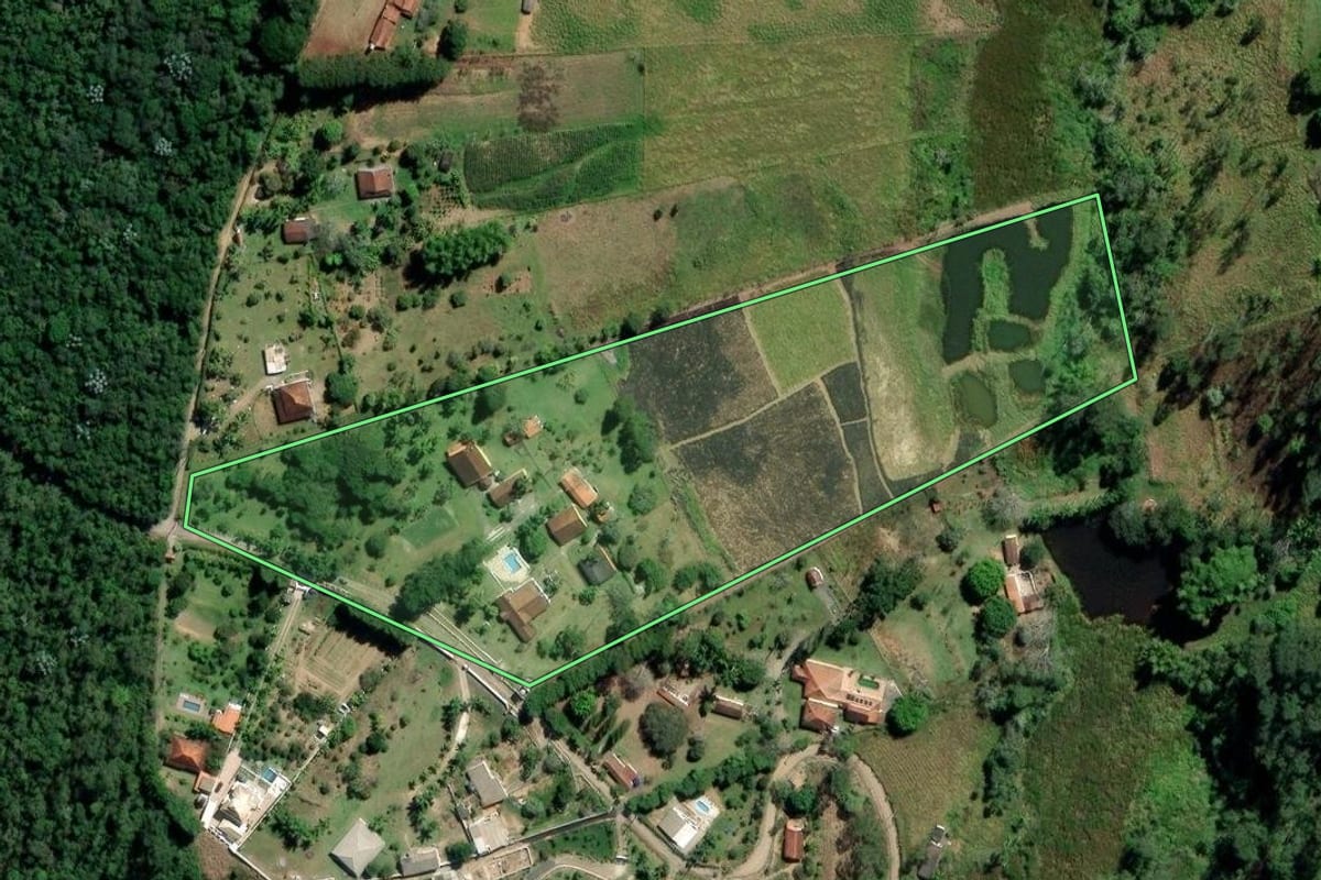 Imagem de satélite do imóvel rural em Biritiba Mirim (SP), com o contorno declarado no CAR desenhado por cima.