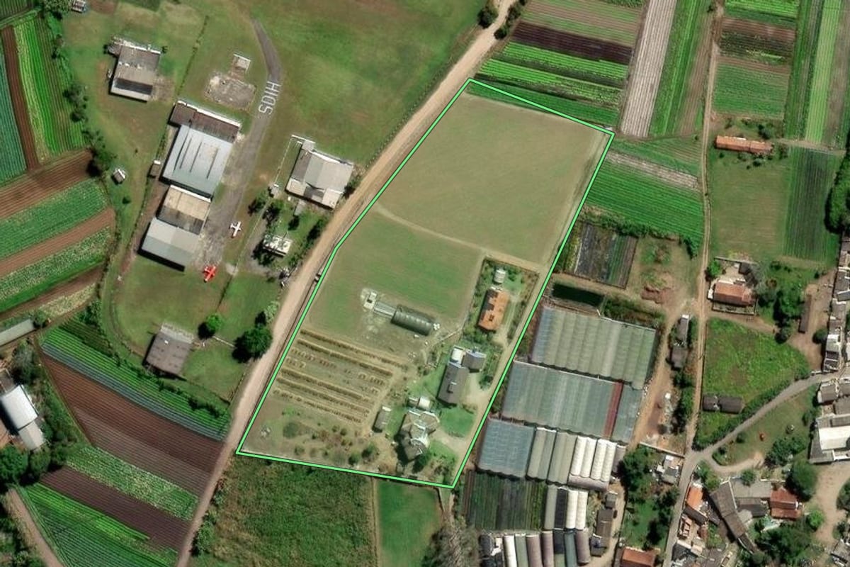 Imagem de satélite do imóvel rural em Biritiba Mirim (SP), com o contorno declarado no CAR desenhado por cima.