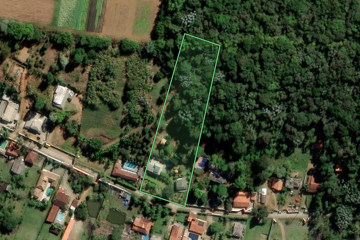 Imagem de satélite do imóvel rural em Biritiba Mirim (SP), com o contorno declarado no CAR desenhado por cima.