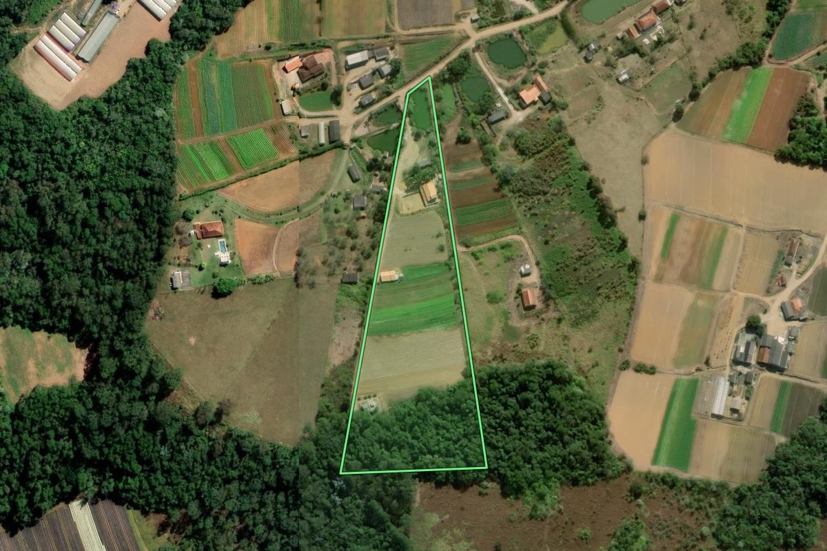 Imagem de satélite do imóvel rural em Biritiba Mirim (SP), com o contorno declarado no CAR desenhado por cima.