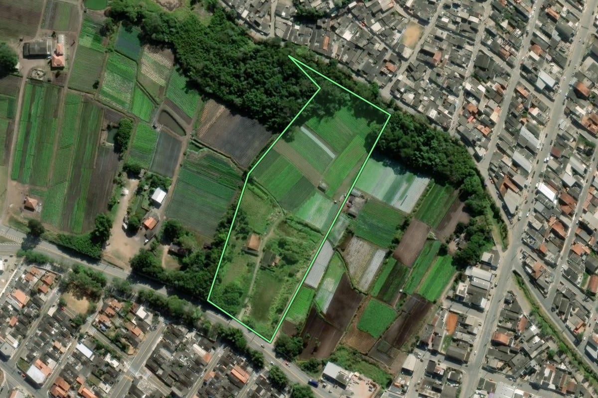 Imagem de satélite do imóvel rural em Biritiba Mirim (SP), com o contorno declarado no CAR desenhado por cima.
