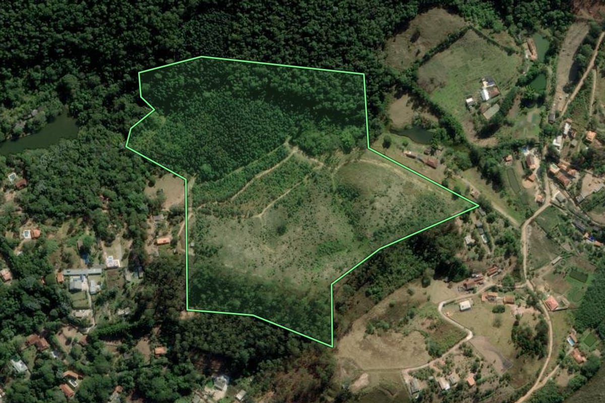 Imagem de satélite do imóvel rural em Biritiba Mirim (SP), com o contorno declarado no CAR desenhado por cima.