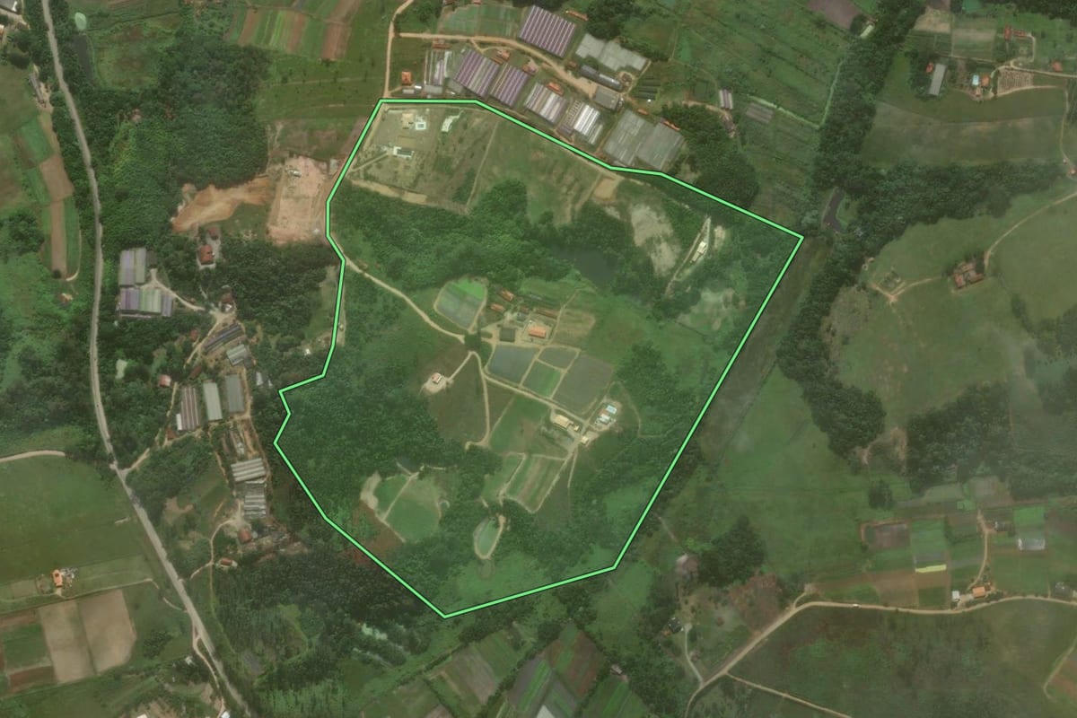 Imagem de satélite do imóvel rural em Biritiba Mirim (SP), com o contorno declarado no CAR desenhado por cima.