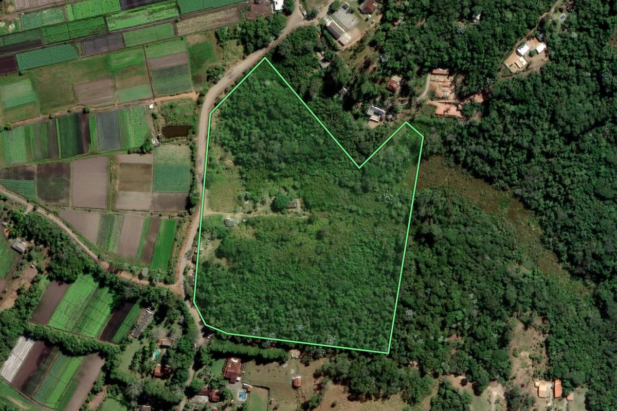 Imagem de satélite do imóvel rural em Biritiba Mirim (SP), com o contorno declarado no CAR desenhado por cima.