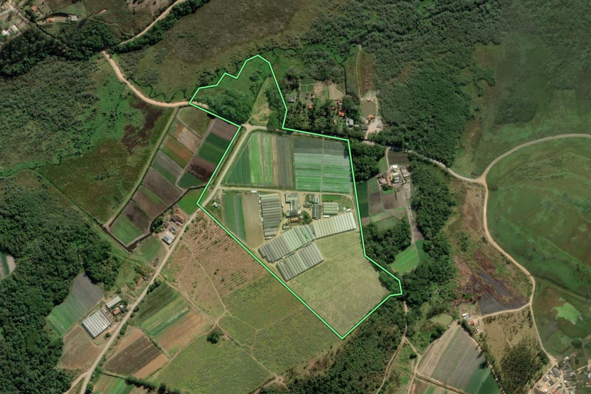 Imagem de satélite do imóvel rural em Biritiba Mirim (SP), com o contorno declarado no CAR desenhado por cima.