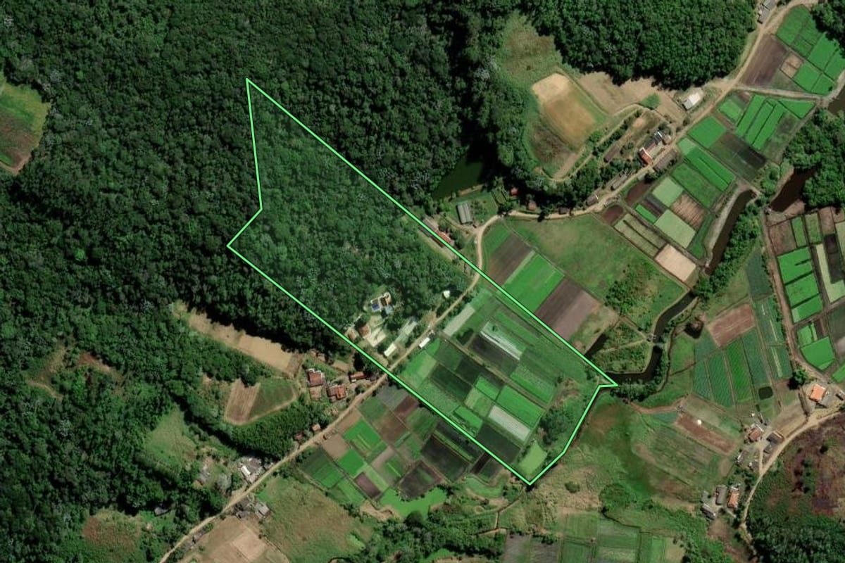 Imagem de satélite do imóvel rural em Biritiba Mirim (SP), com o contorno declarado no CAR desenhado por cima.