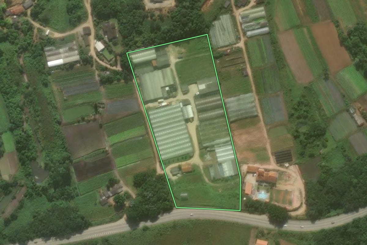 Imagem de satélite do imóvel rural em Biritiba Mirim (SP), com o contorno declarado no CAR desenhado por cima.
