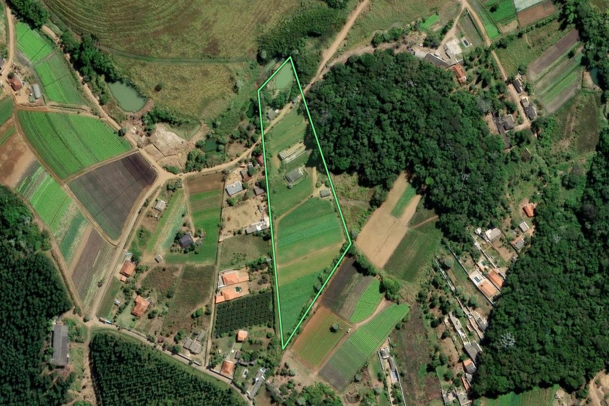 Imagem de satélite do imóvel rural em Biritiba Mirim (SP), com o contorno declarado no CAR desenhado por cima.