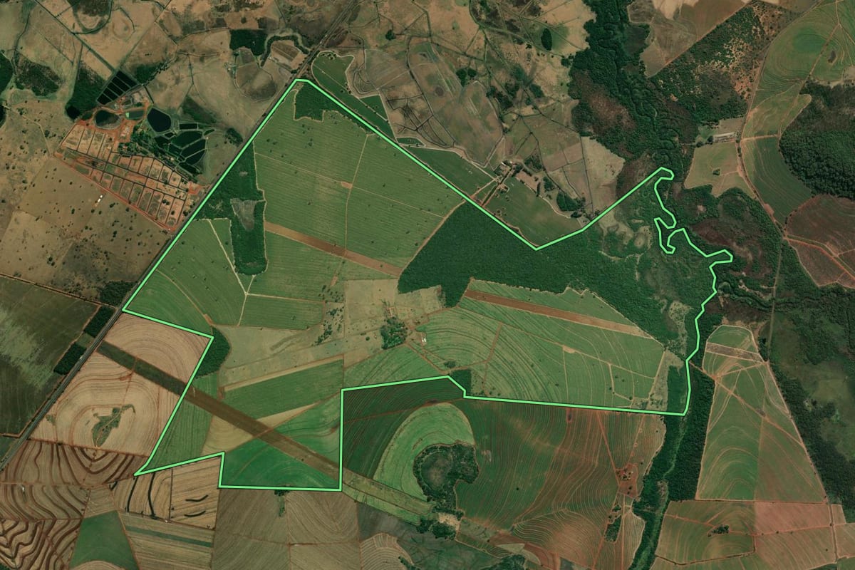 Imagem de satélite do imóvel rural em Boa Esperança do Sul (SP), com o contorno declarado no CAR desenhado por cima.