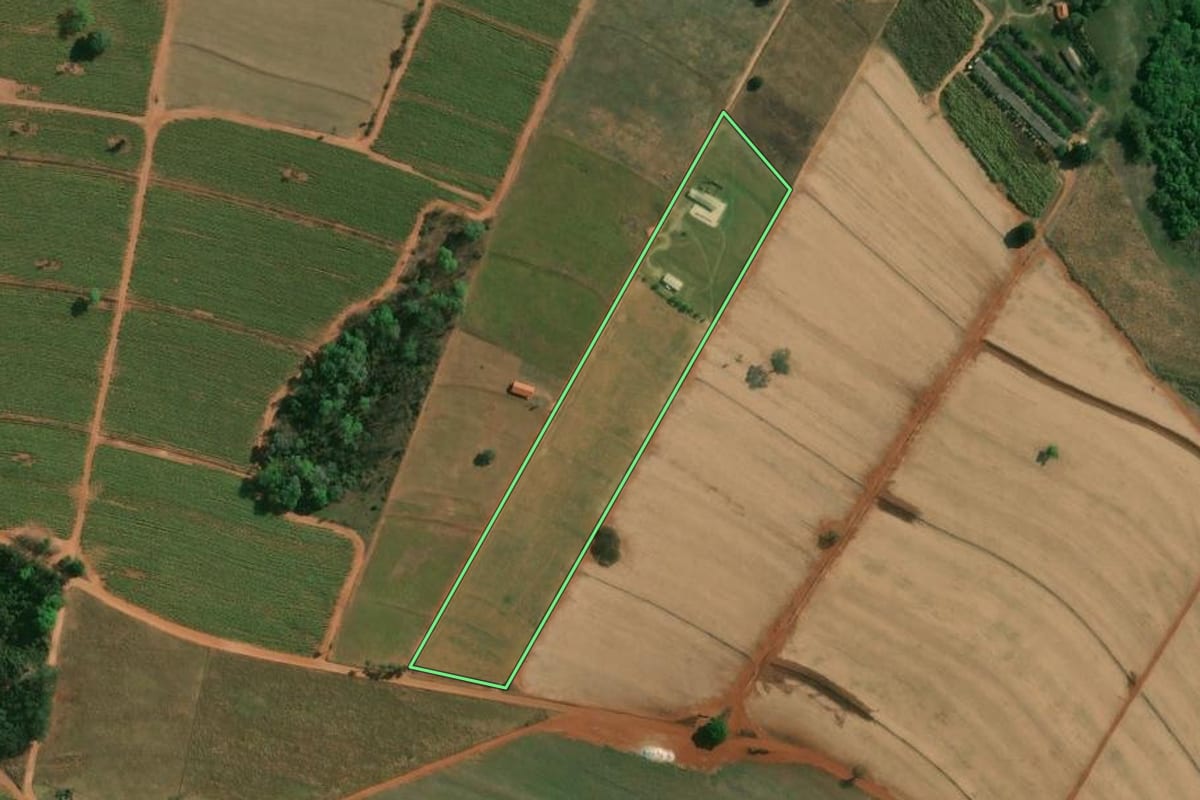 Imagem de satélite do imóvel rural em Boa Esperança do Sul (SP), com o contorno declarado no CAR desenhado por cima.