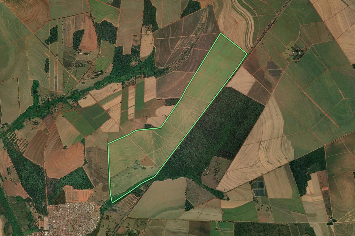 Imagem de satélite do imóvel rural em Boa Esperança do Sul (SP), com o contorno declarado no CAR desenhado por cima.