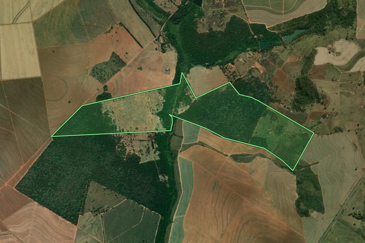 Imagem de satélite do imóvel rural em Boa Esperança do Sul (SP), com o contorno declarado no CAR desenhado por cima.