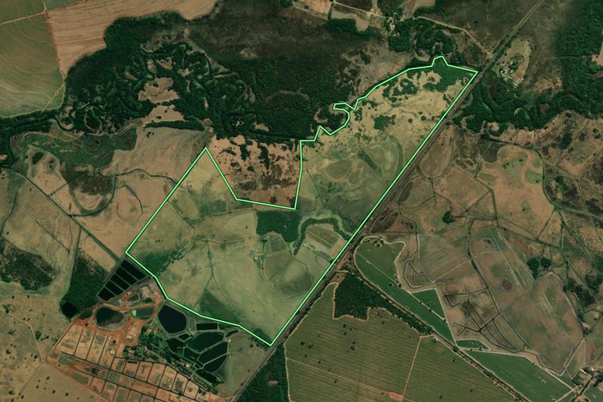 Imagem de satélite do imóvel rural em Boa Esperança do Sul (SP), com o contorno declarado no CAR desenhado por cima.
