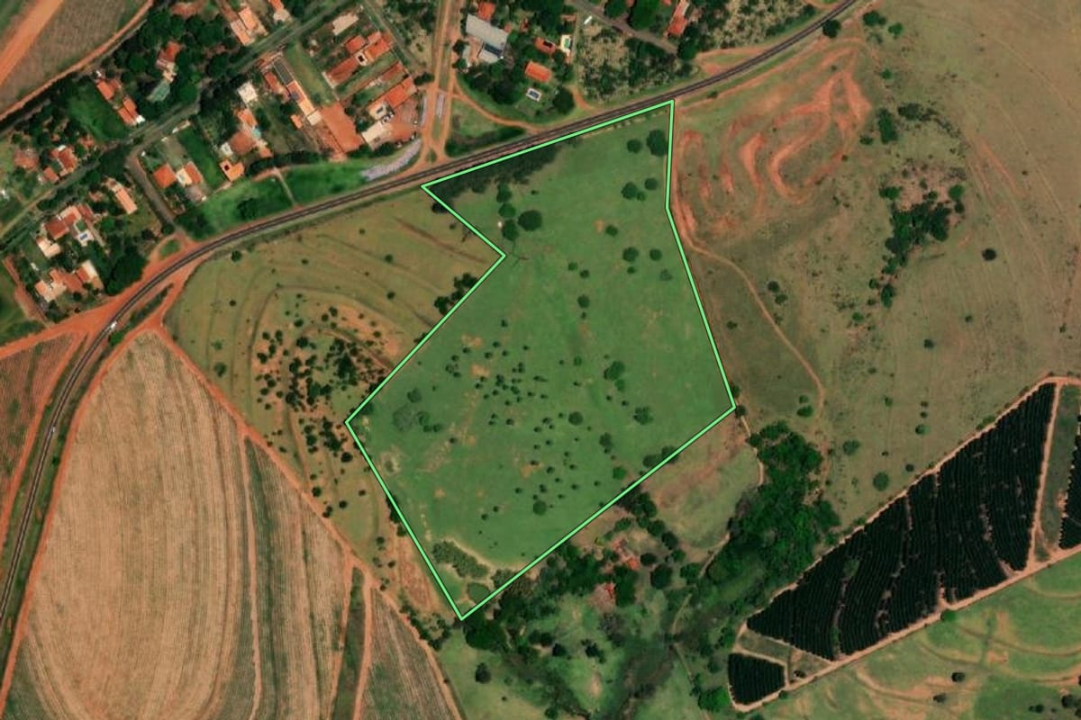 Imagem de satélite do imóvel rural em Bocaina (SP), com o contorno declarado no CAR desenhado por cima.
